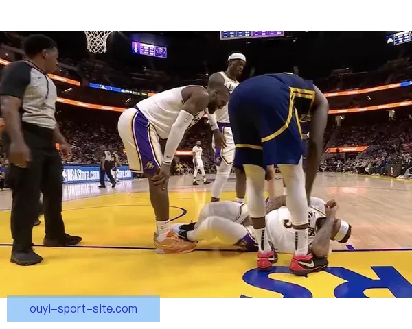 巴雷特在抢篮板时被锡安撞伤肩膀 已返回更衣室接受治疗