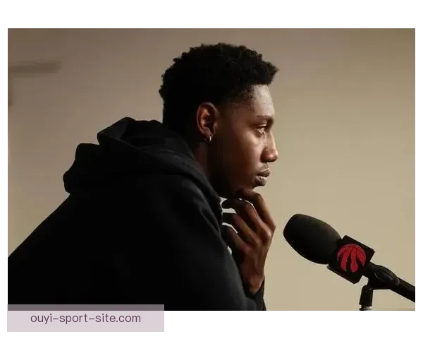 巴雷特在比赛中被队友锡安误伤肩膀 已返回更衣室接受治疗